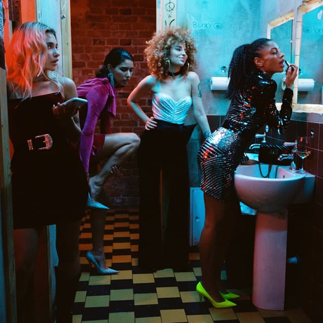 Album cover art for Женщина плачет