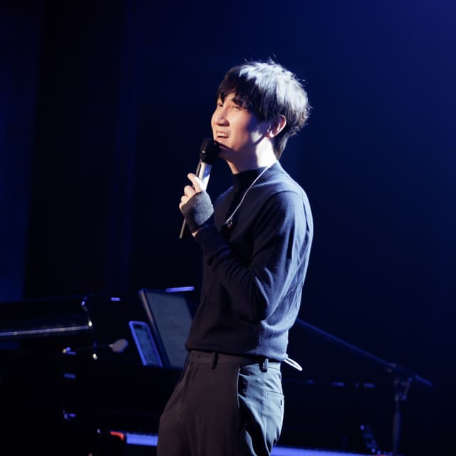 Album cover art for Người Con Gái Anh Không Thể Quên