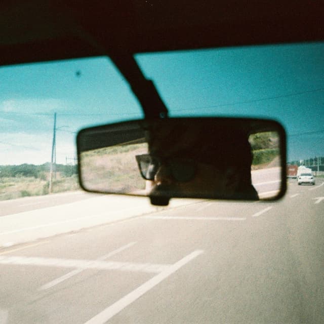 Album cover art for Alguien Más