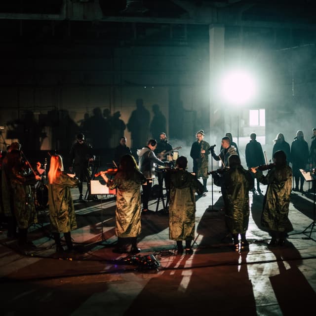 Album cover art for Kai tu žengi gūžiasi Vilnius (live)