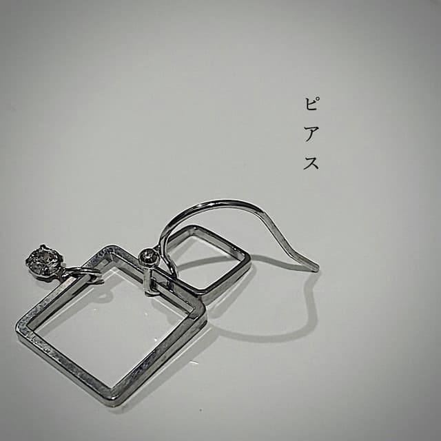 Album cover art for ピアス