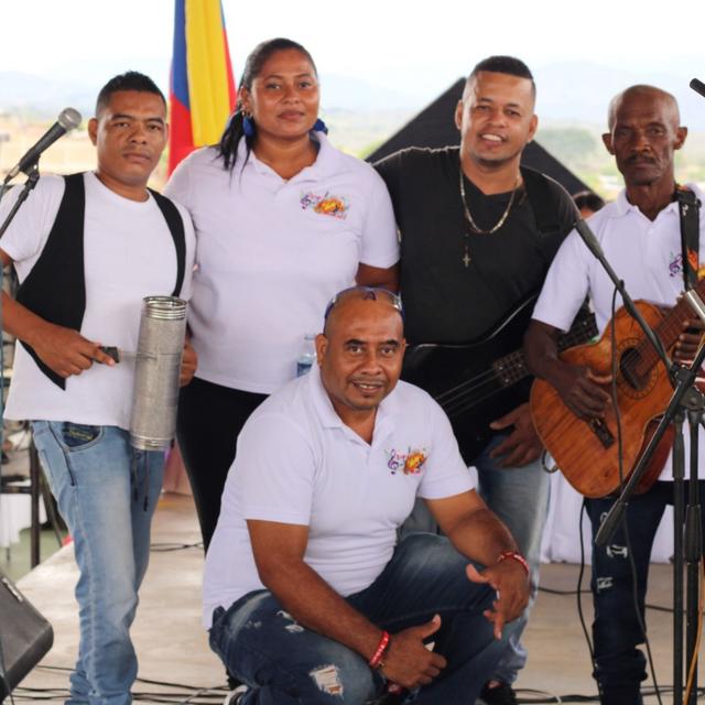 Album cover art for No Es Mi Problema