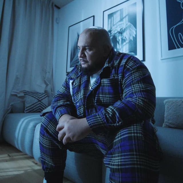 Album cover art for MILIÓN