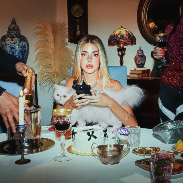 Album cover art for menos triste más mami