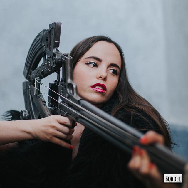 Album cover art for Chanteuse de guerre