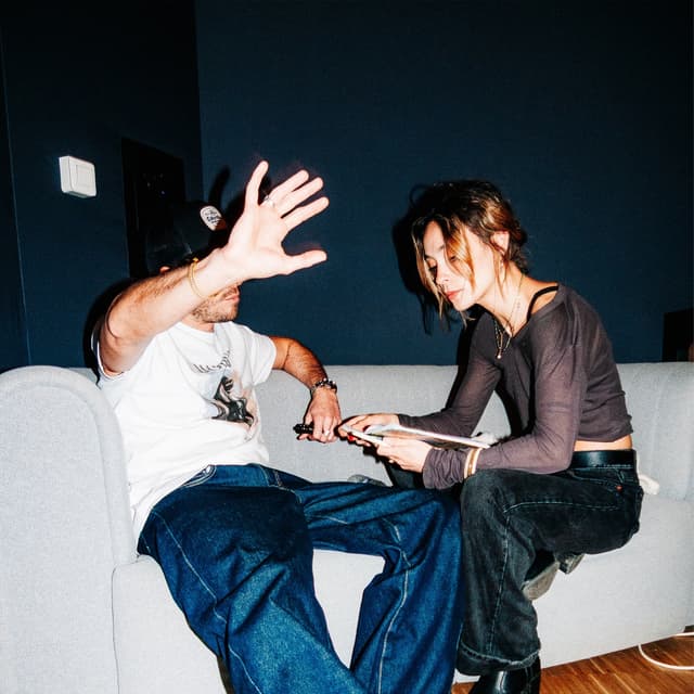 Album cover art for Un peu plus près du bonheur